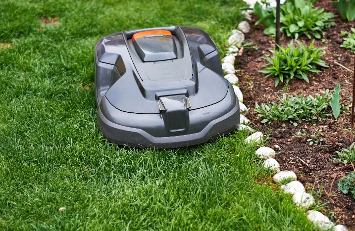 Mähroboter im Garten